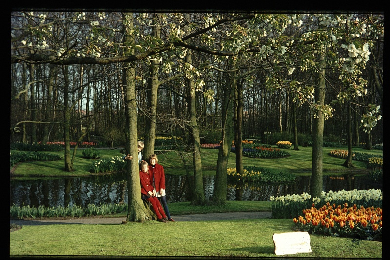 27.Keukenhof apr 1973 Brigitte,Marion,Peter.JPG
